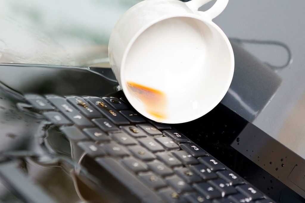 նոթբուքի վրա ջուր է լցվել